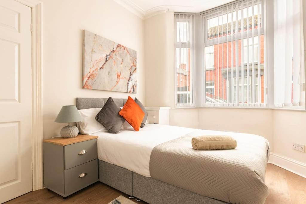3-Bedroom Home In Liverpool L15 With Free Parking エクステリア 写真