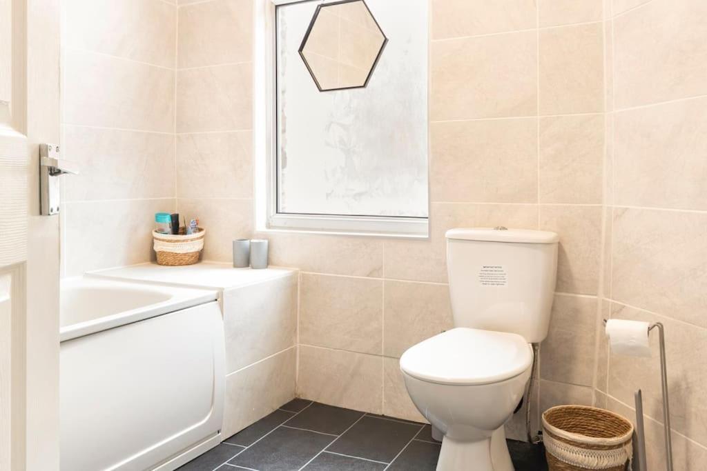 3-Bedroom Home In Liverpool L15 With Free Parking エクステリア 写真