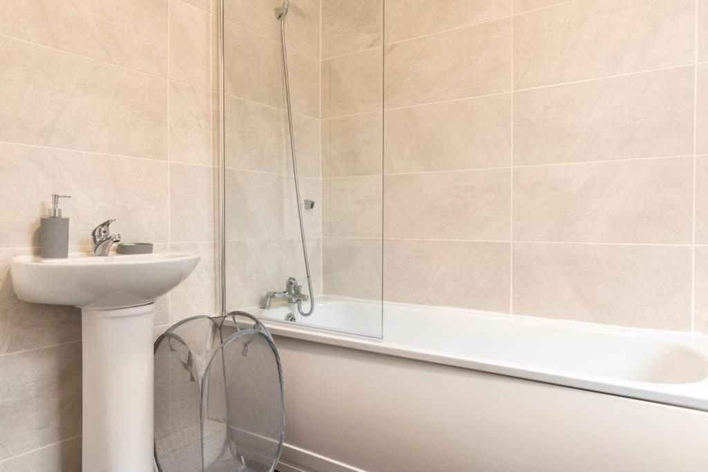 3-Bedroom Home In Liverpool L15 With Free Parking エクステリア 写真